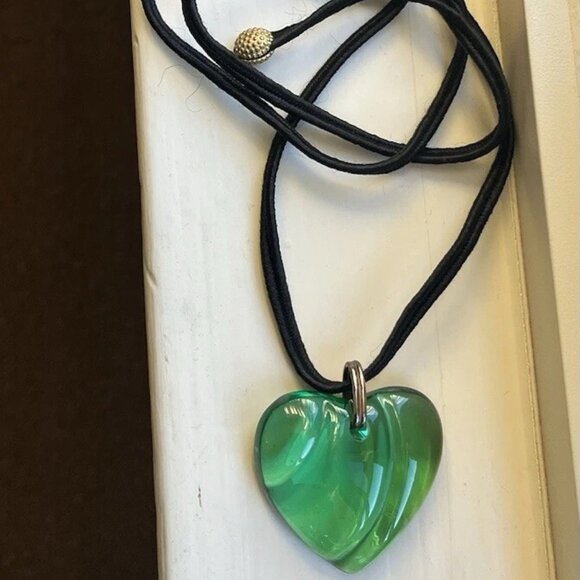Baccarat Green Crystal Heart Necklace With Pouch - Picture 2 of 7